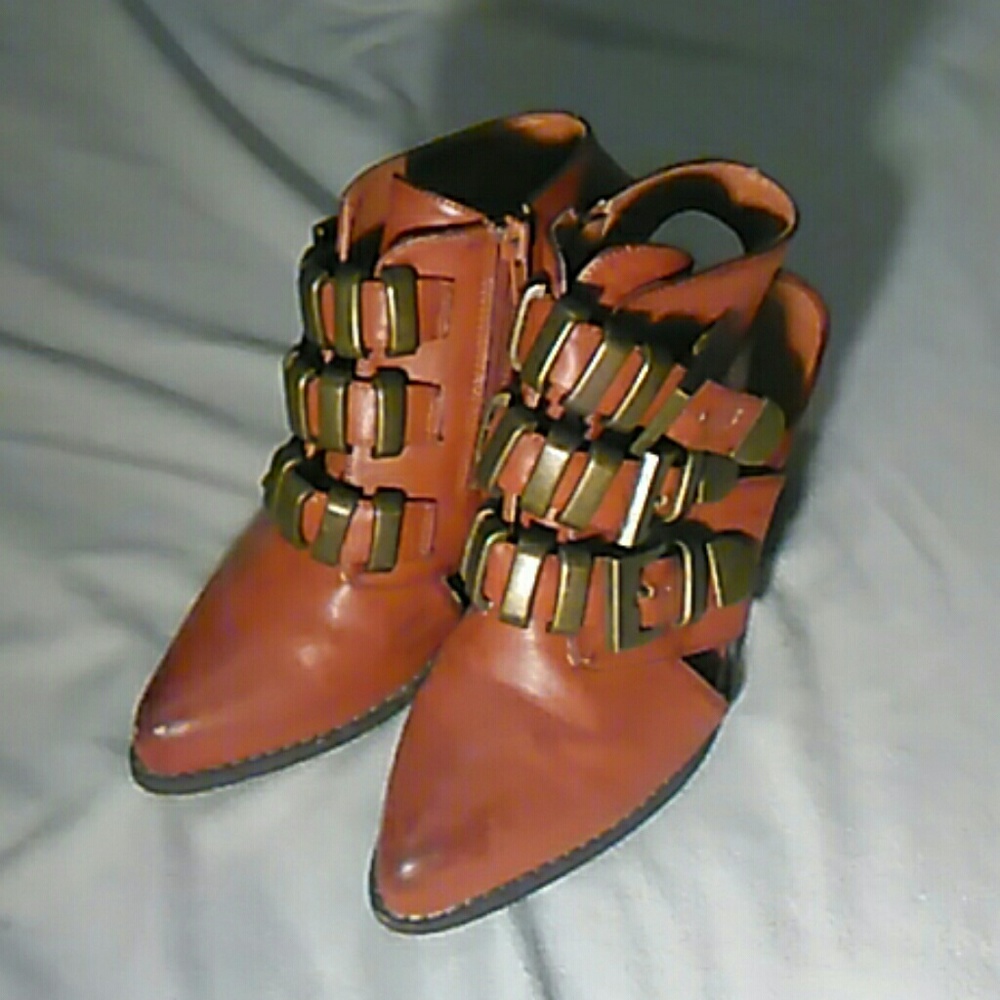Cutout ankle boots